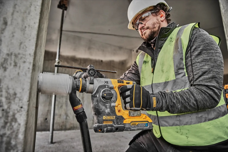 DeWalt DCH273 en perçage horizontal dans une dalle béton