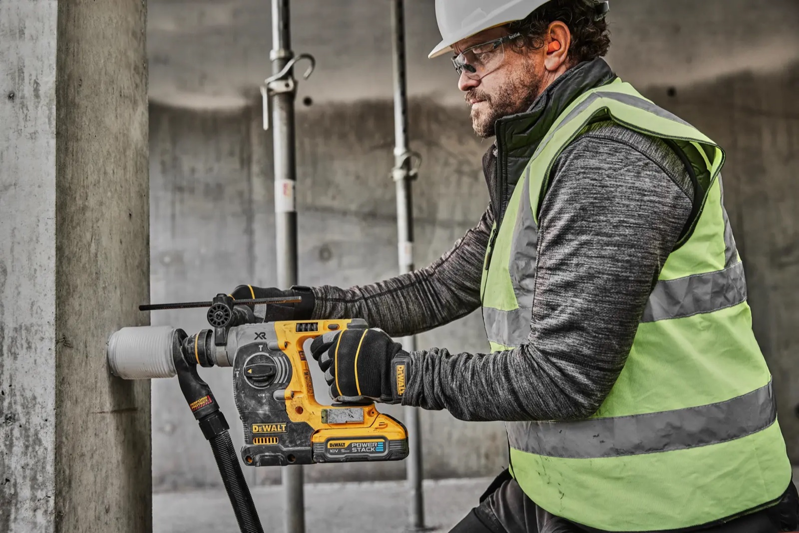 Perçage d'un mur en béton au DeWalt DCH273 avec aspiration de poussière