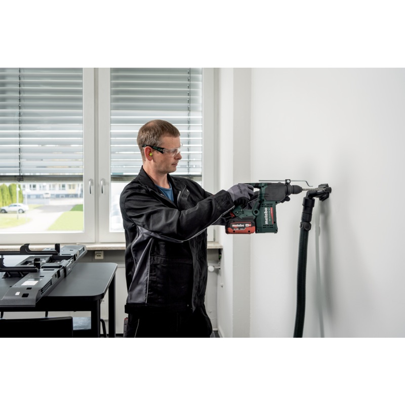 Perçage avec aspiration au Metabo KH 18 LTX BL 24 en atelier