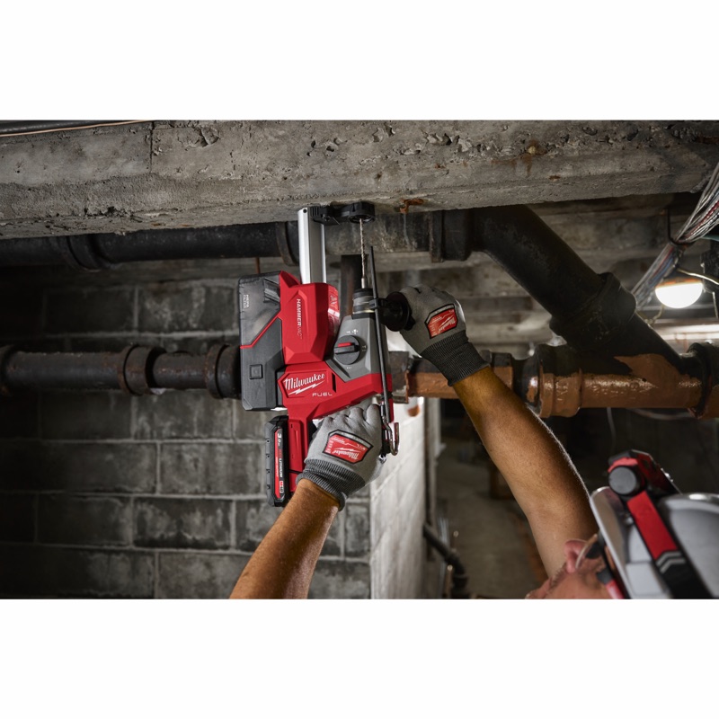 Perçage au plafond au Milwaukee M18 FHAC16 dans un sous-sol