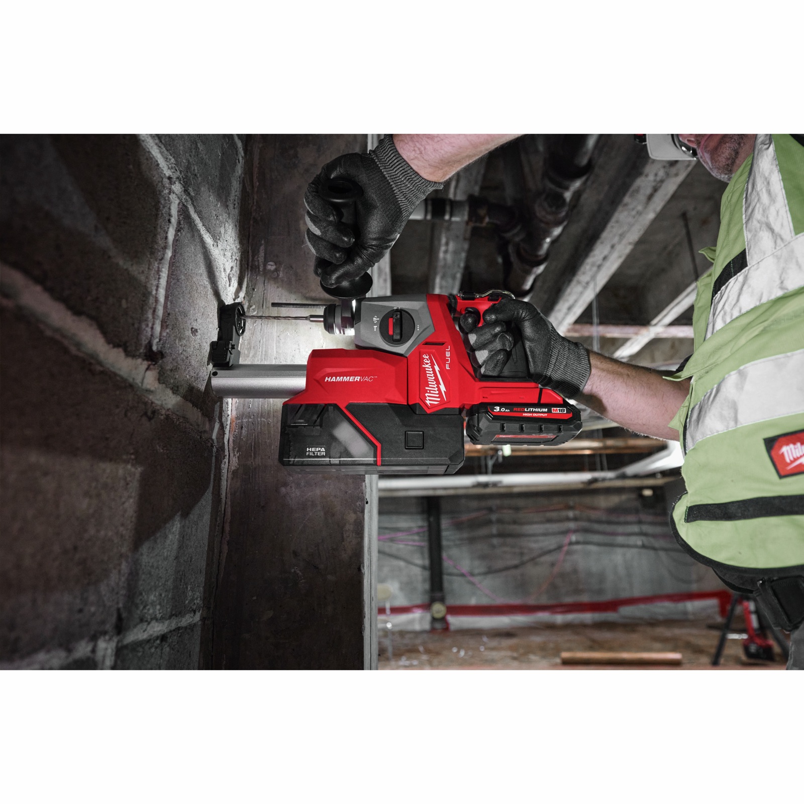 Perçage d'un mur en parpaing au Milwaukee M18 FHAC16 avec aspiration de poussière