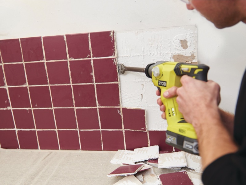 Perçage dans du carrelage mural au Ryobi R18SDS